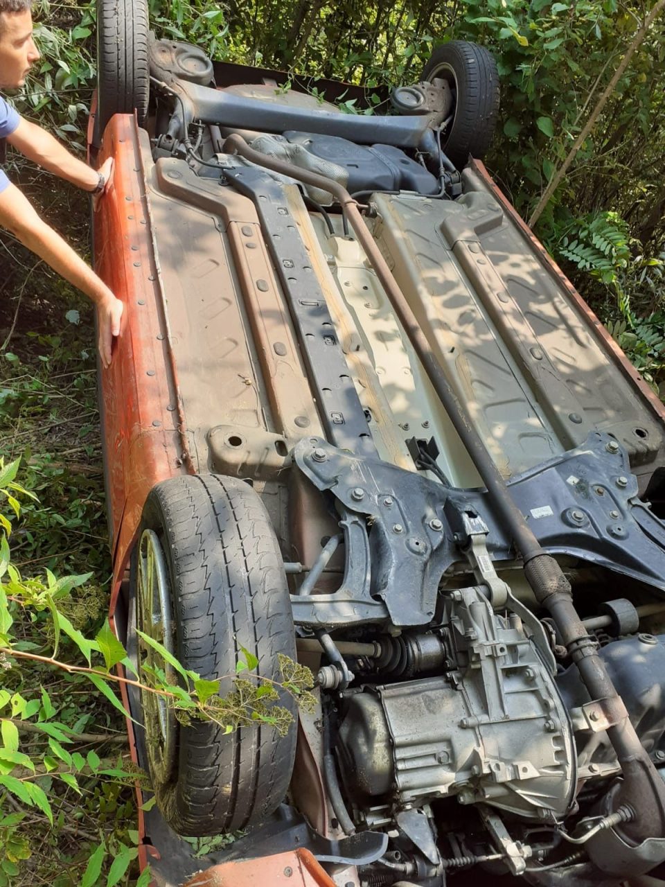 Miracolato nell’auto per 50 metri in una scarpata