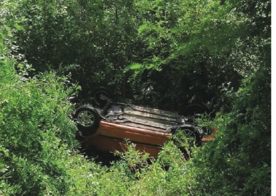Miracolato nell’auto per 50 metri in una scarpata