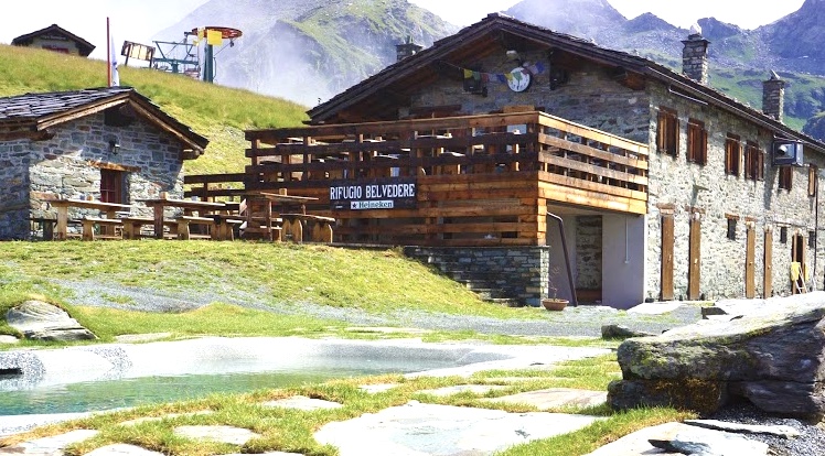 Serata di paura al rifugio: giovane di Vercelli minaccia gestori e clienti con piccozza e bastoni