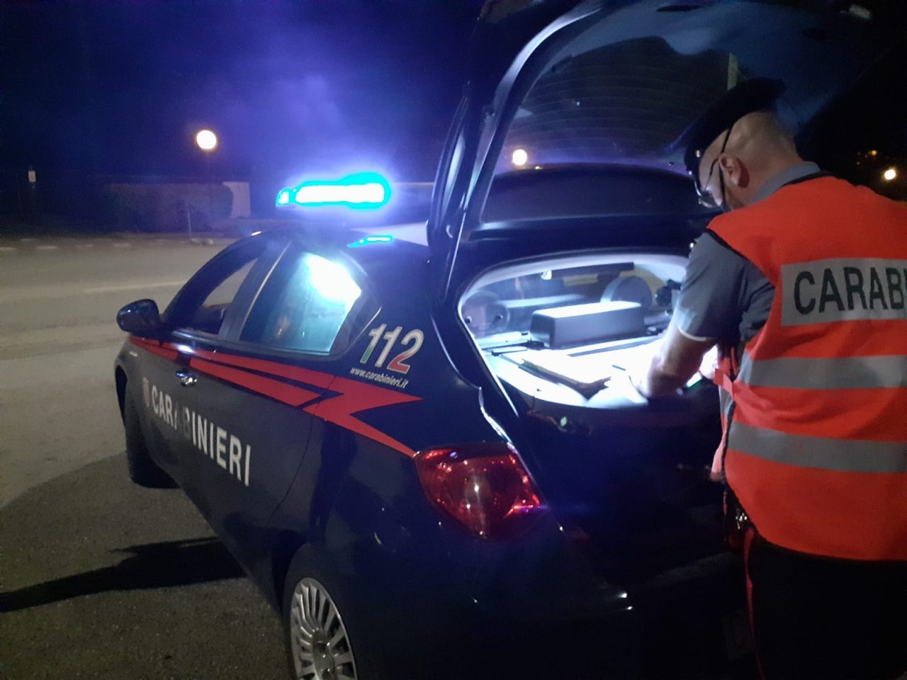 Si mette alla guida dopo aver bevuto troppa birra, 40enne nei guai