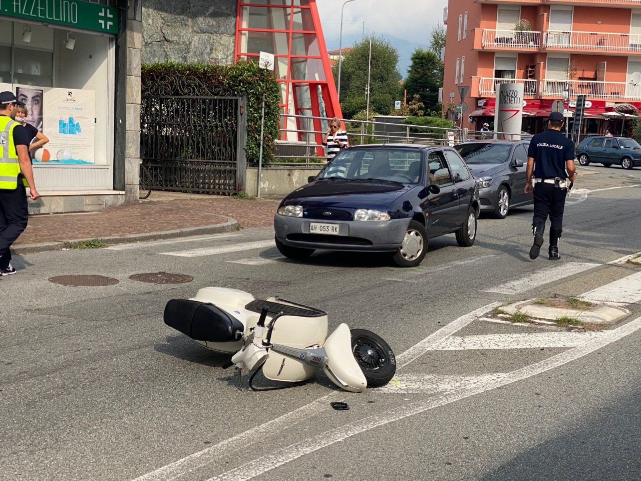 In scooter contro un’auto, traffico in tilt in via Rosselli