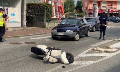 In scooter contro un'auto, traffico in tilt in via Rosselli