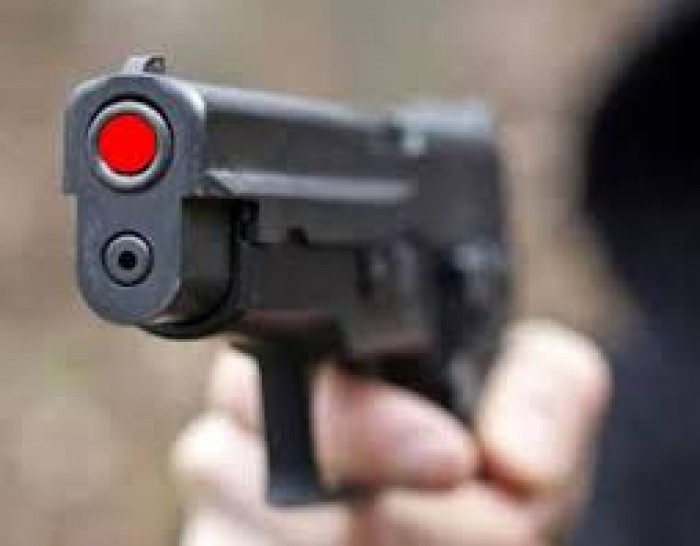 “C’è una pistola abbandonata vicino a un cassonetto”, ma è un giocattolo