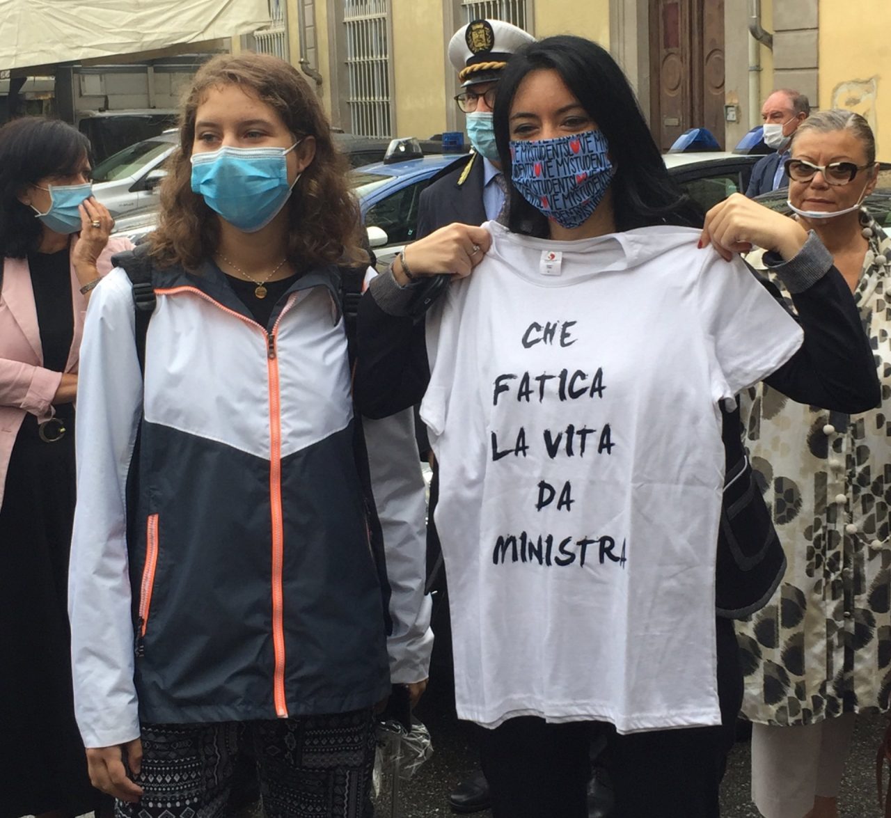 I creatori di Che fatica la vita da bomber contro la t-shirt di Azzolina: “Ma come? È un fake!”