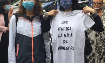 I creatori di Che fatica la vita da bomber contro la t-shirt di Azzolina: “Ma come? È un fake!”