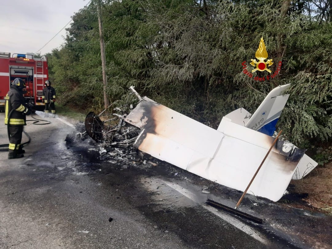 Ultraleggero cade e prende fuoco