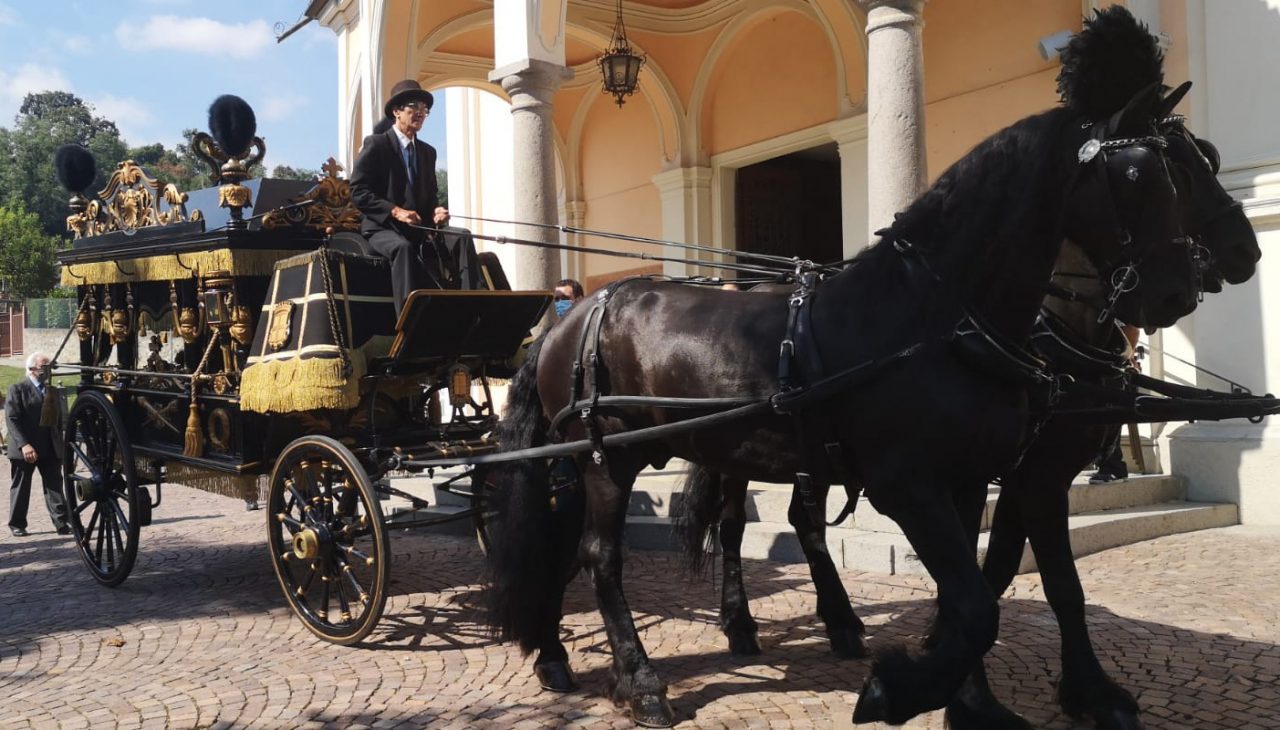 Carrozza e cavalli per l’ultimo viaggio