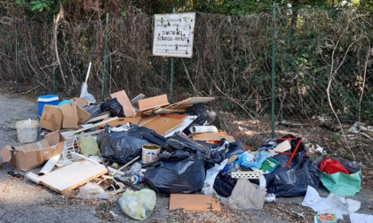 Montagna di rifiuti a 500 metri dal centro di conferimento