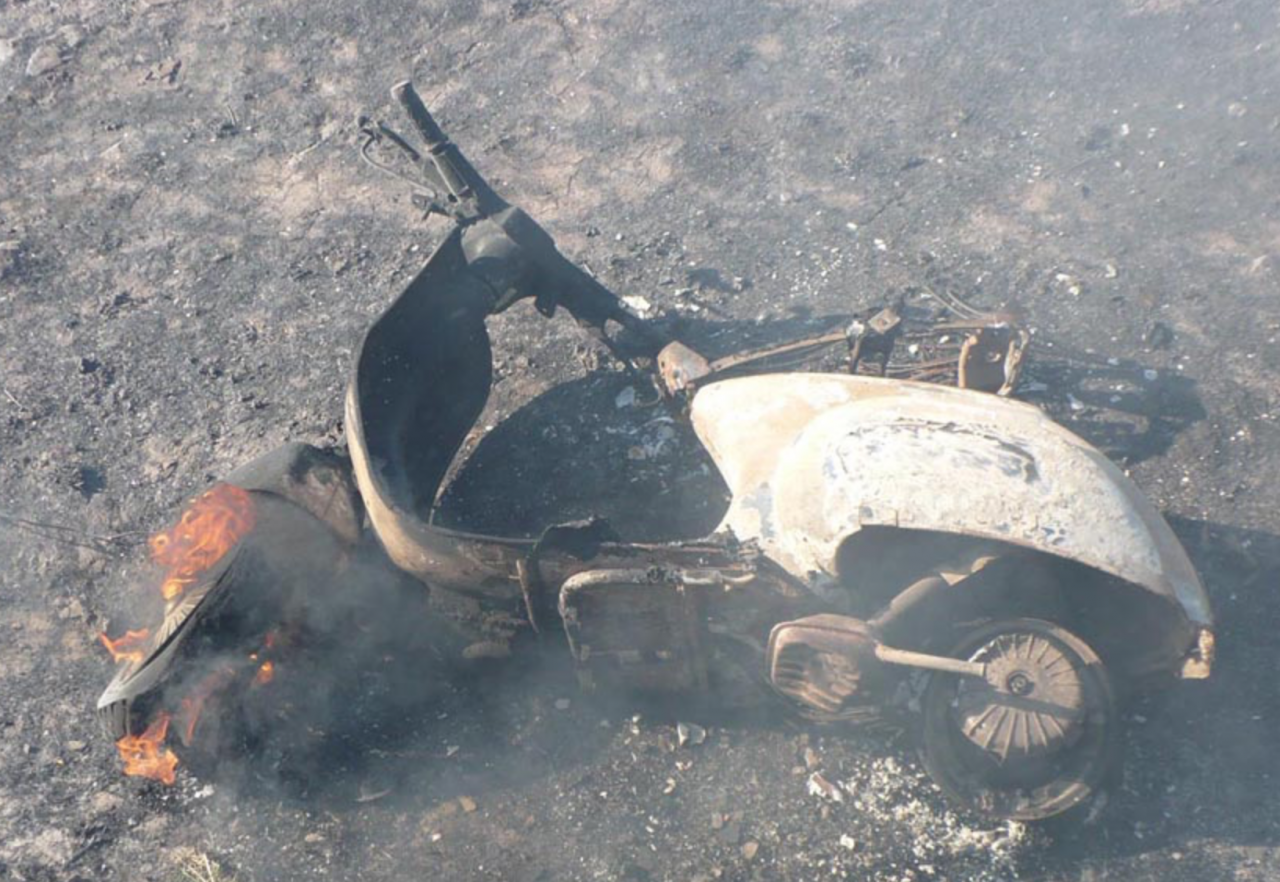 Vespa in fiamme per perdita di benzina, il guidatore riesce ad accostare