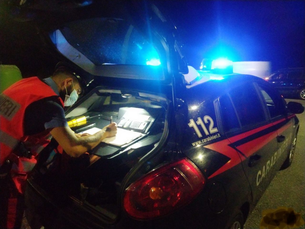 Perde il controllo dell’auto e va a sbattere contro il muro di una casa