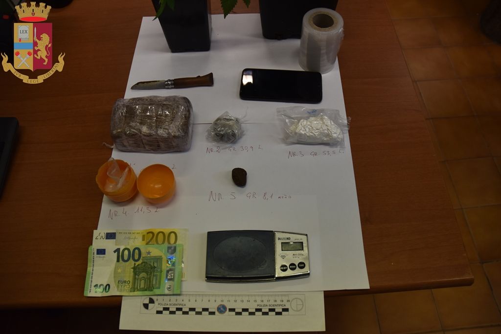 La cocaina e l’hashish erano nascosti nella stufa e in mansarda: un arresto a Cavaglià