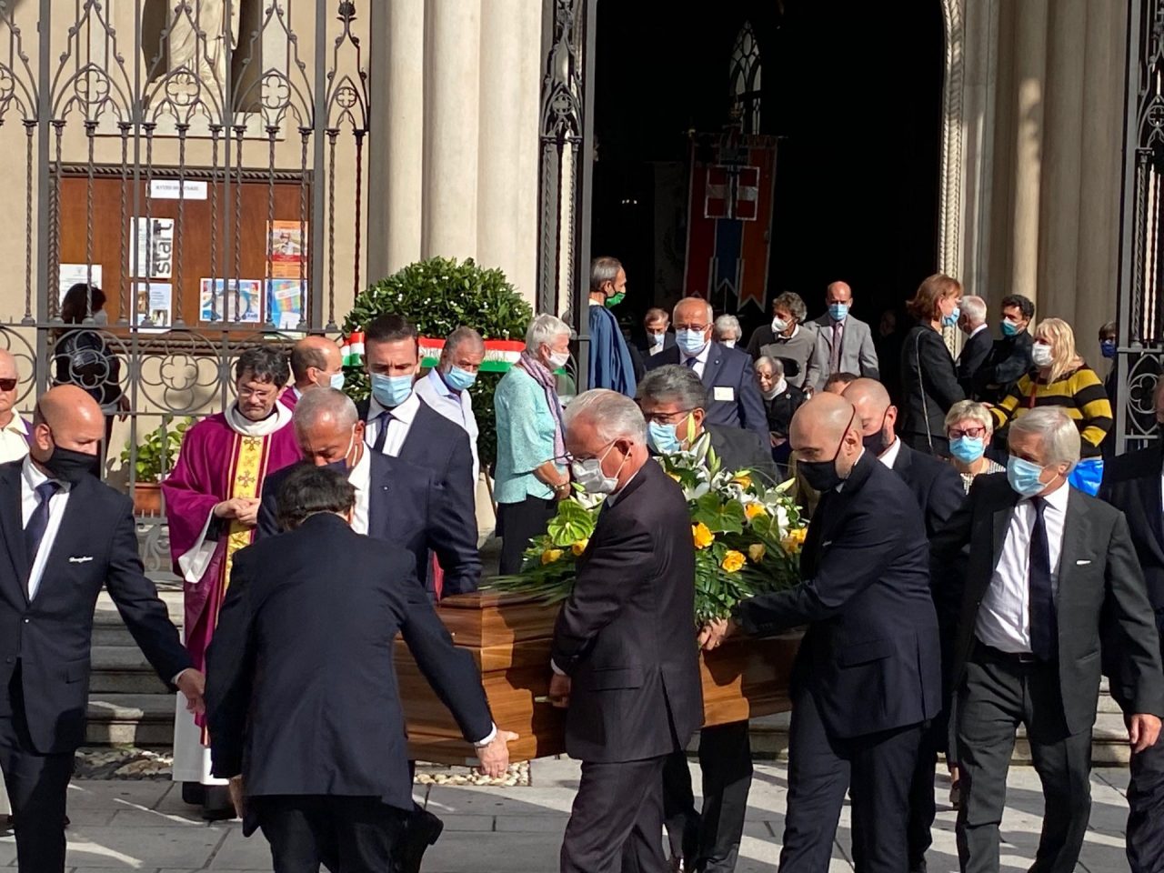 Gli ex sindaci portano la bara di Squillario