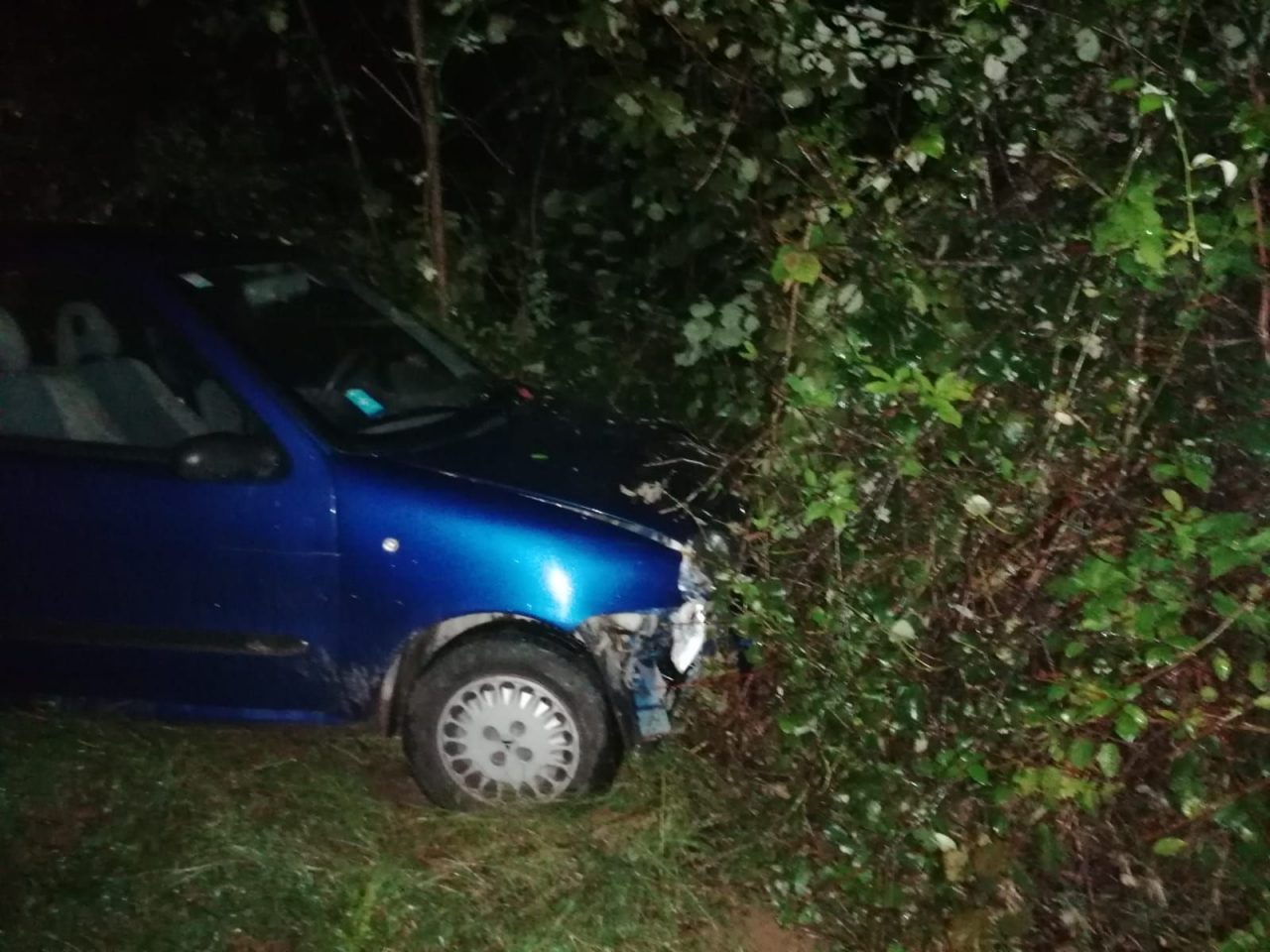 Ubriaco al volante va a sbattere contro la recinzione di una casa