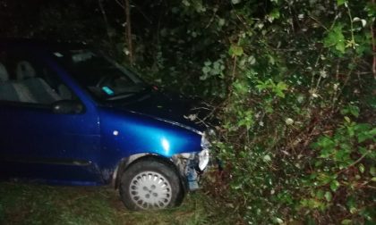 Ubriaco al volante va a sbattere contro la recinzione di una casa