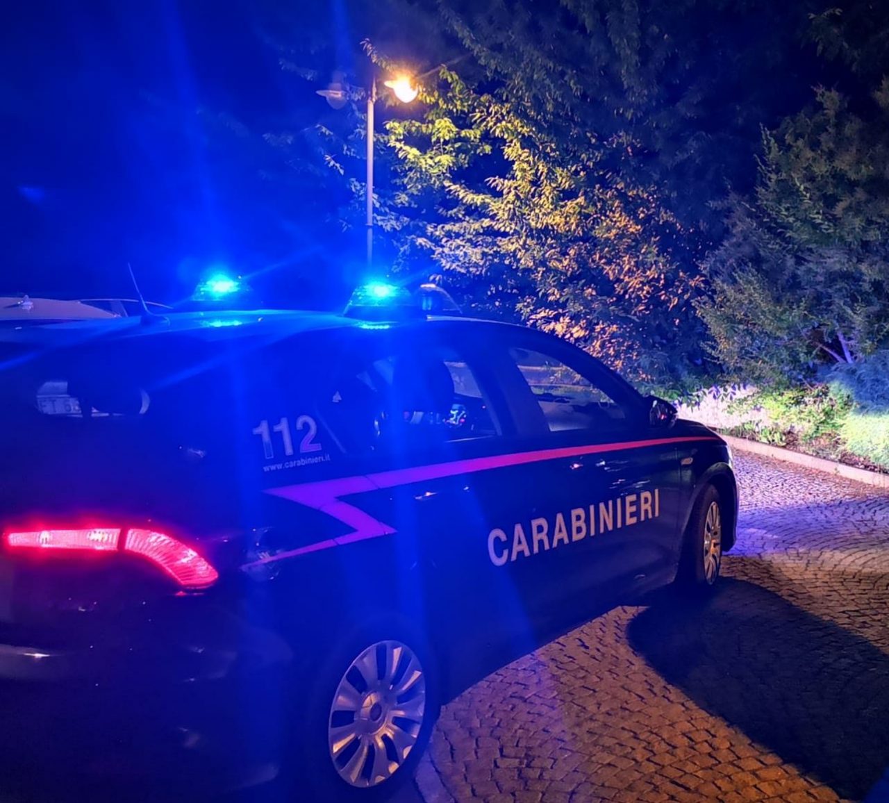Esce di strada con l’auto: spavento per una ventenne ma nessuna ferita
