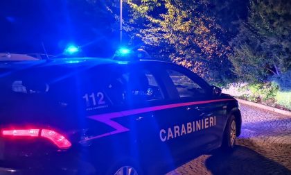 Esce di strada con l'auto: spavento per una ventenne ma nessuna ferita