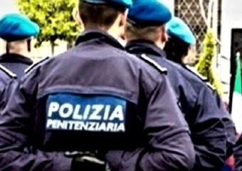 Uomo di 59 anni salvato dagli agenti mentre tenta di impiccarsi