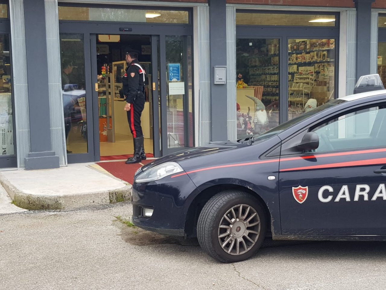 Ubriachi disturbano i clienti del supermarket