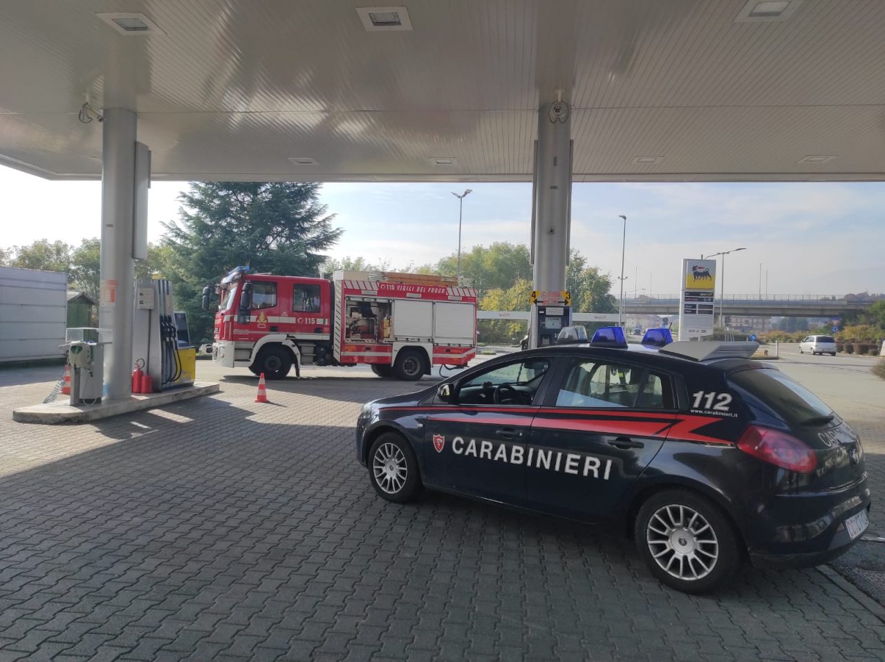 Fa benzina, poi strappa la pistola erogatrice