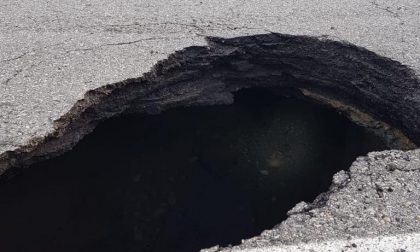 Strada Trossi chiusa, ATTENZIONE!!! Ha ceduto il manto stradale. Auto danneggiate - FOTOGALLERY