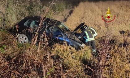 Con l'auto finiscono in risaia: tanta paura, nessun ferito