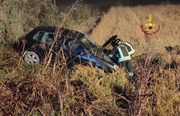Con l’auto finiscono in risaia: tanta paura, nessun ferito