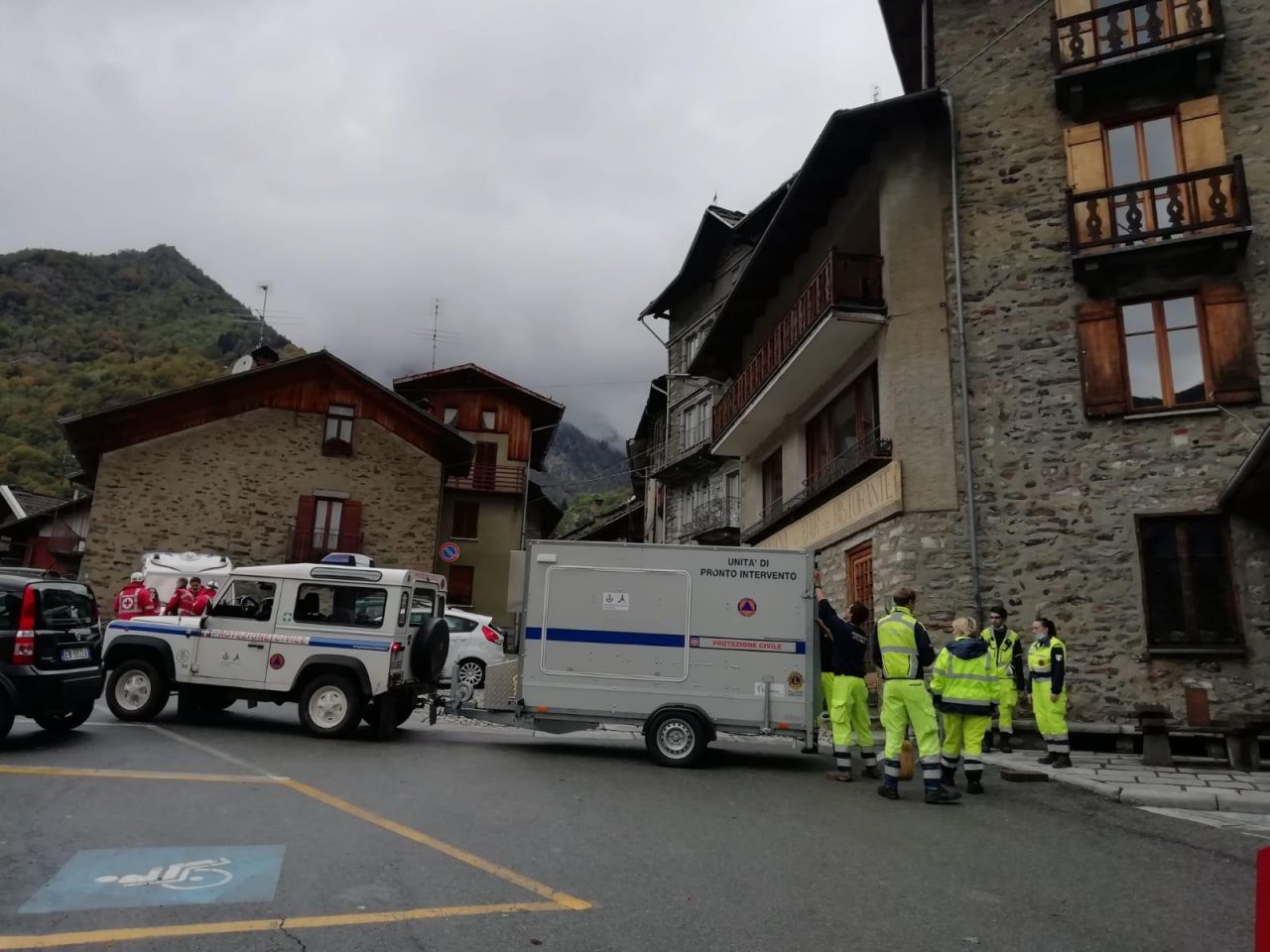Torna la luce in Valle Cervo. Cucina da campo della protezione civile al Mologna