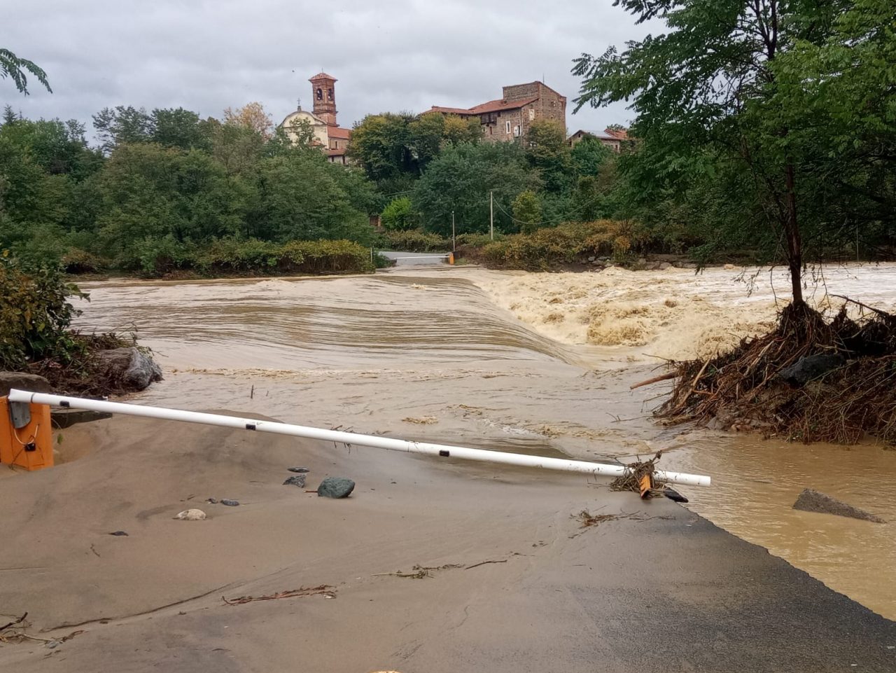 La furia del Cervo cancella il guado di Castelletto FOTO