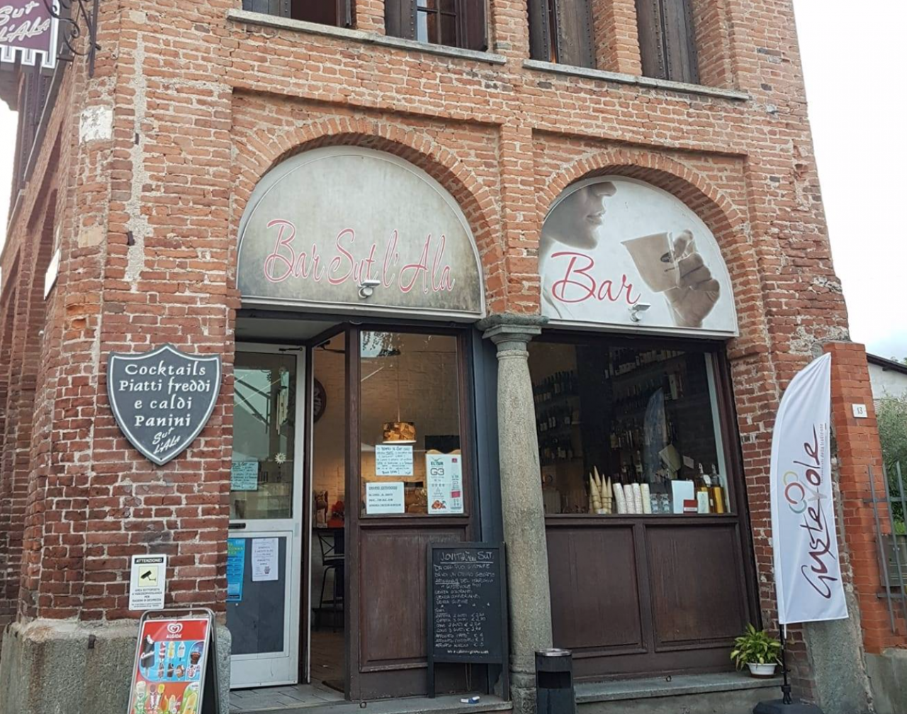 “Io non protesto: tengo aperto”, clienti pronti all’aperitivo dopo le 18
