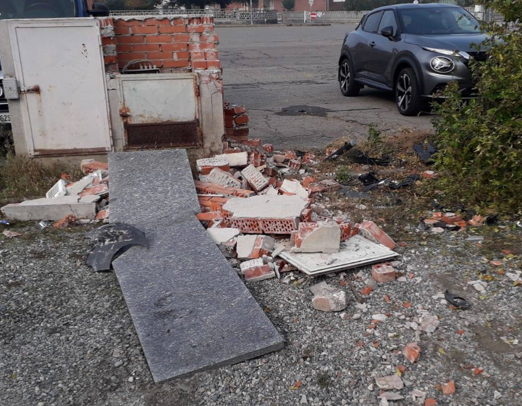 Infissi, vetri e mobili spaccati in una casa di riposo in disuso di Salussola