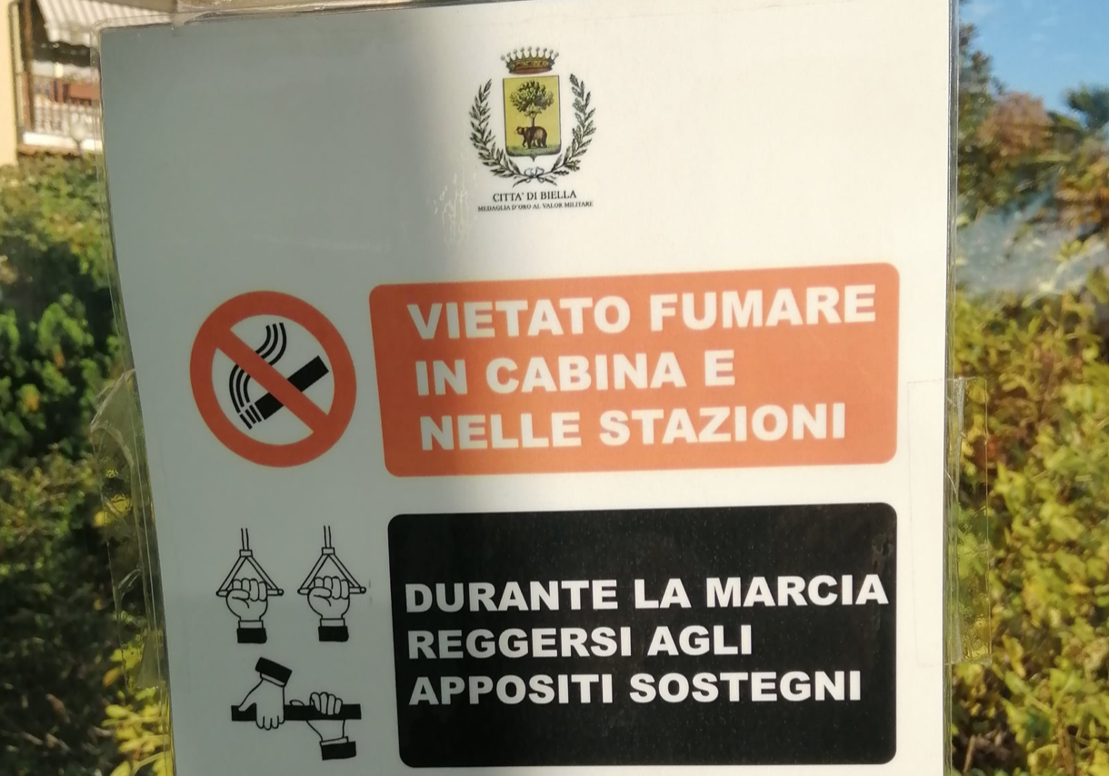 Vandali sull’ex funicolare del Piazzo: strappati i sostegni