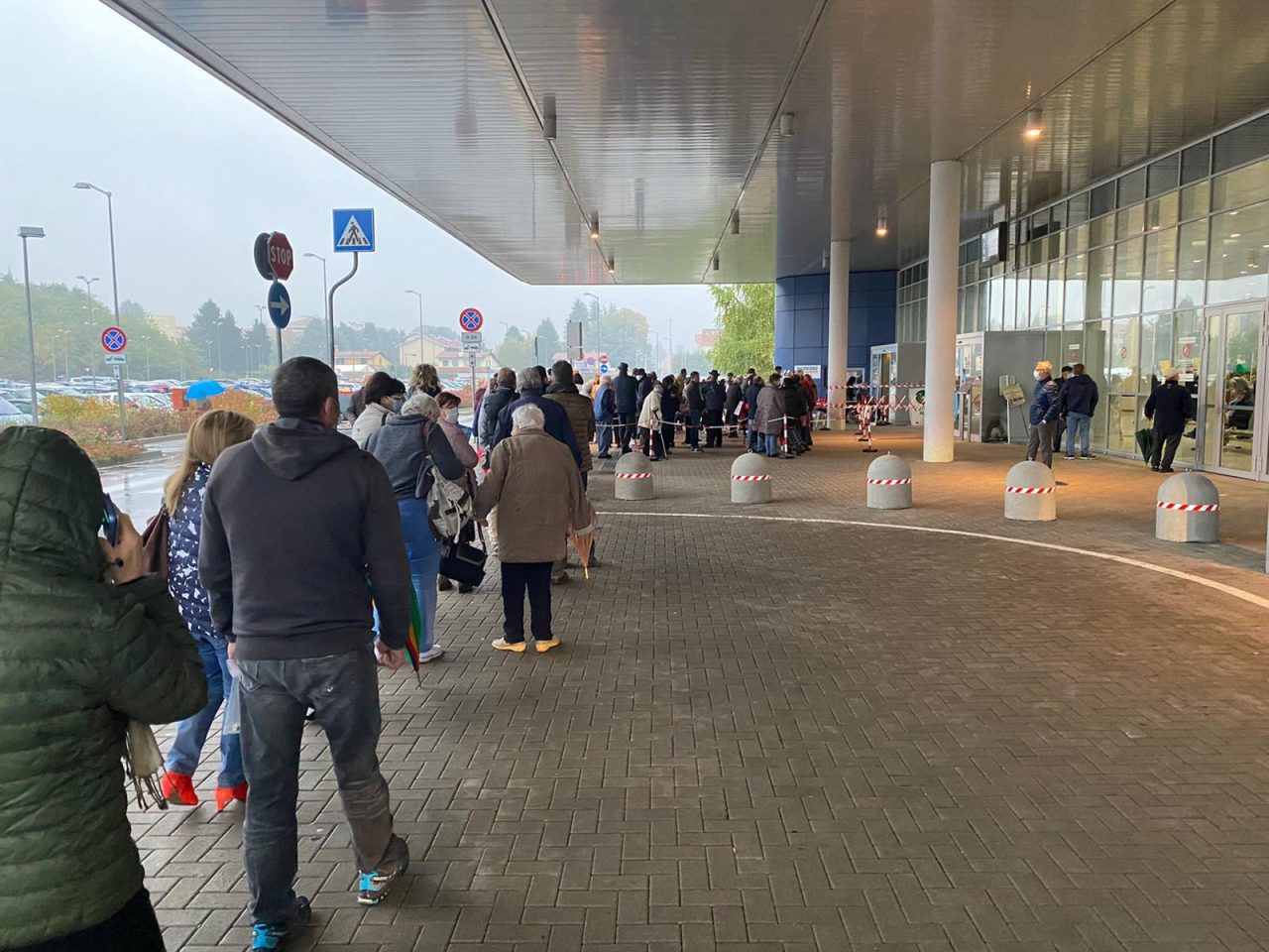 Caos ospedale, lunghe code all’ingresso per malati e visite