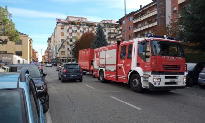 Lascia l'auto accesa in garage e scatena il panico nel condominio