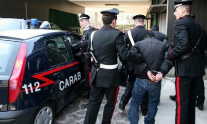 Giovane arrestato dopo un lungo inseguimento: era senza patente e con due coltelli in macchina