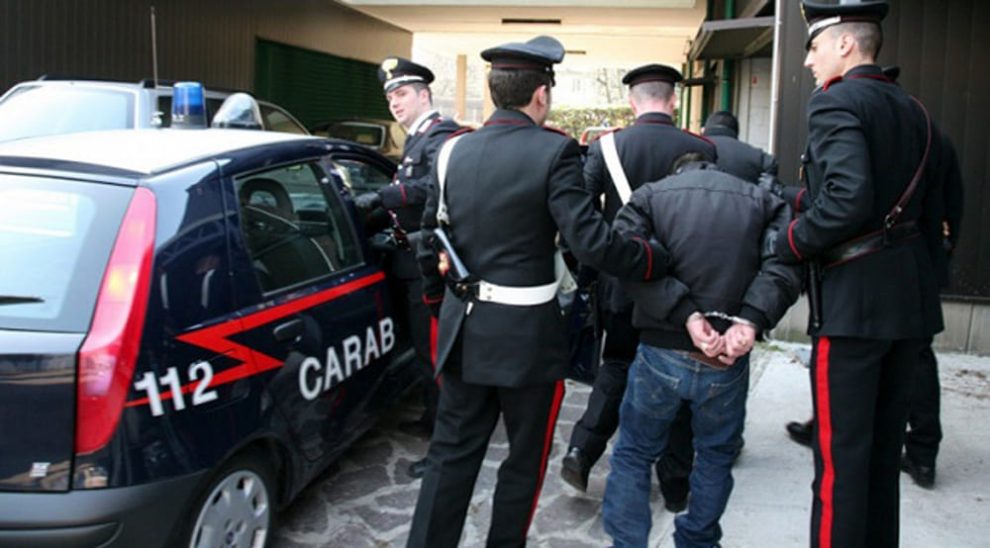 Giovane arrestato dopo un lungo inseguimento: era senza patente e con due coltelli in macchina