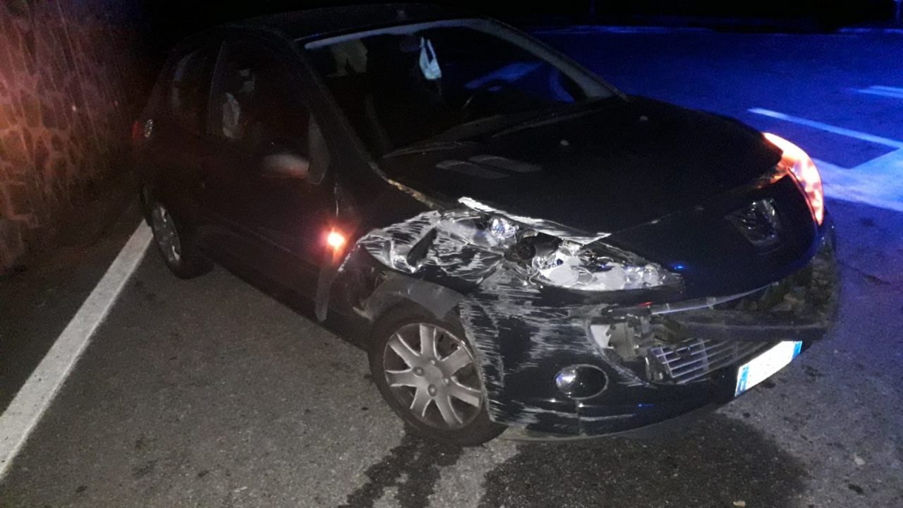 Finisce con l’auto giù per una scalinata a Portula