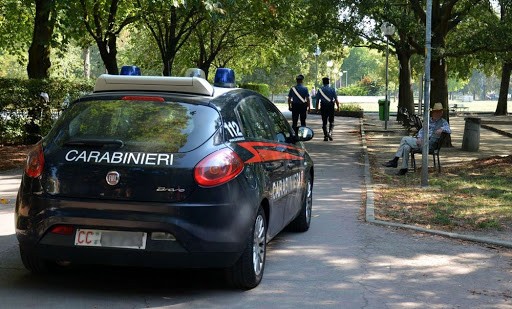 Due sbandati fanno sesso nel parco sotto gli occhi di bimbi e passanti. Denunciati