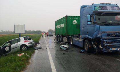 Scontro sulla Trossi tra auto e camion: una ragazza ferita e code chilometriche