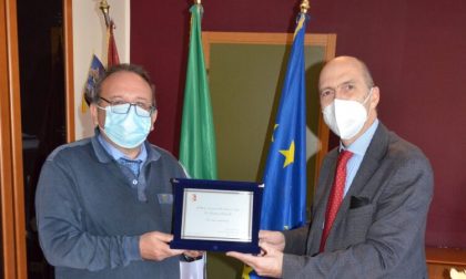 Premiato il dott. Luciano Pettinelli, per 26 anni medico della questura di Biella