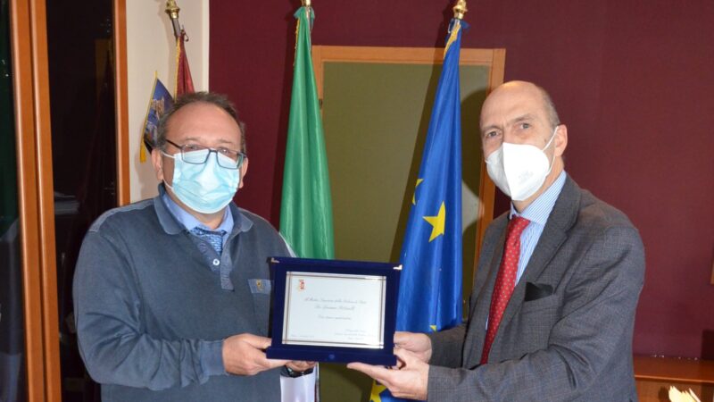 Premiato il dott. Luciano Pettinelli, per 26 anni medico della questura di Biella