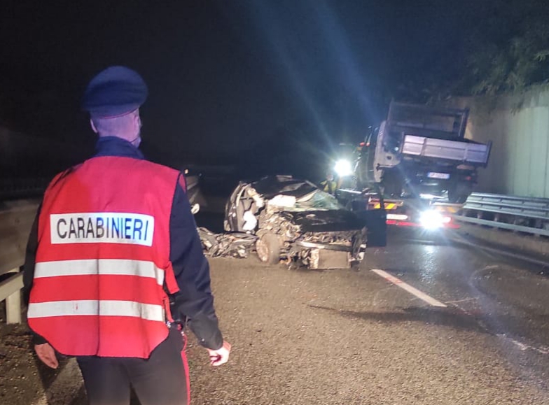 Auto contro furgone, donna in ospedale