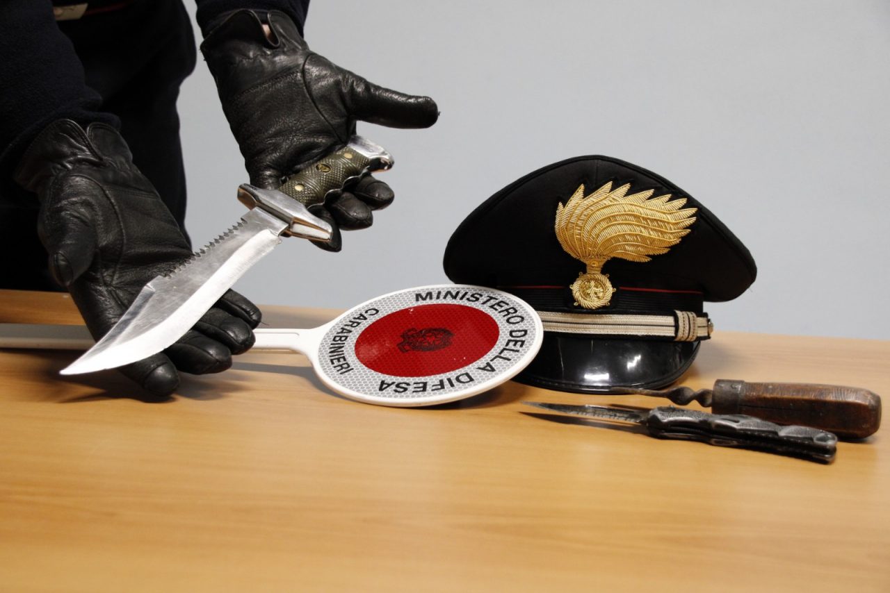 Andava a spasso con due coltelli nello zaino, denunciato