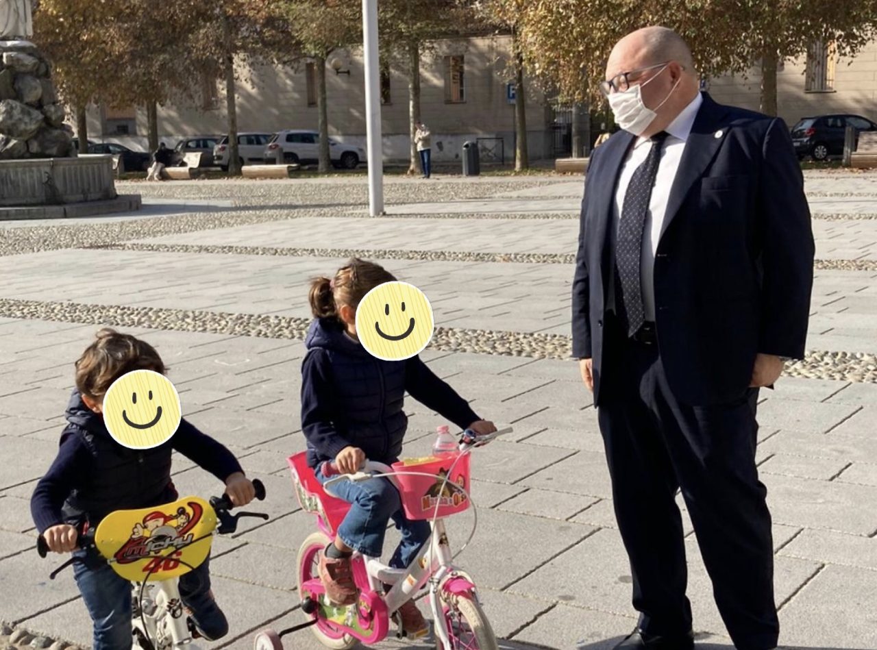 Coronavirus, bimbi fermano il sindaco che li rassicura: “Voi bimbi state dimostrando buon senso”