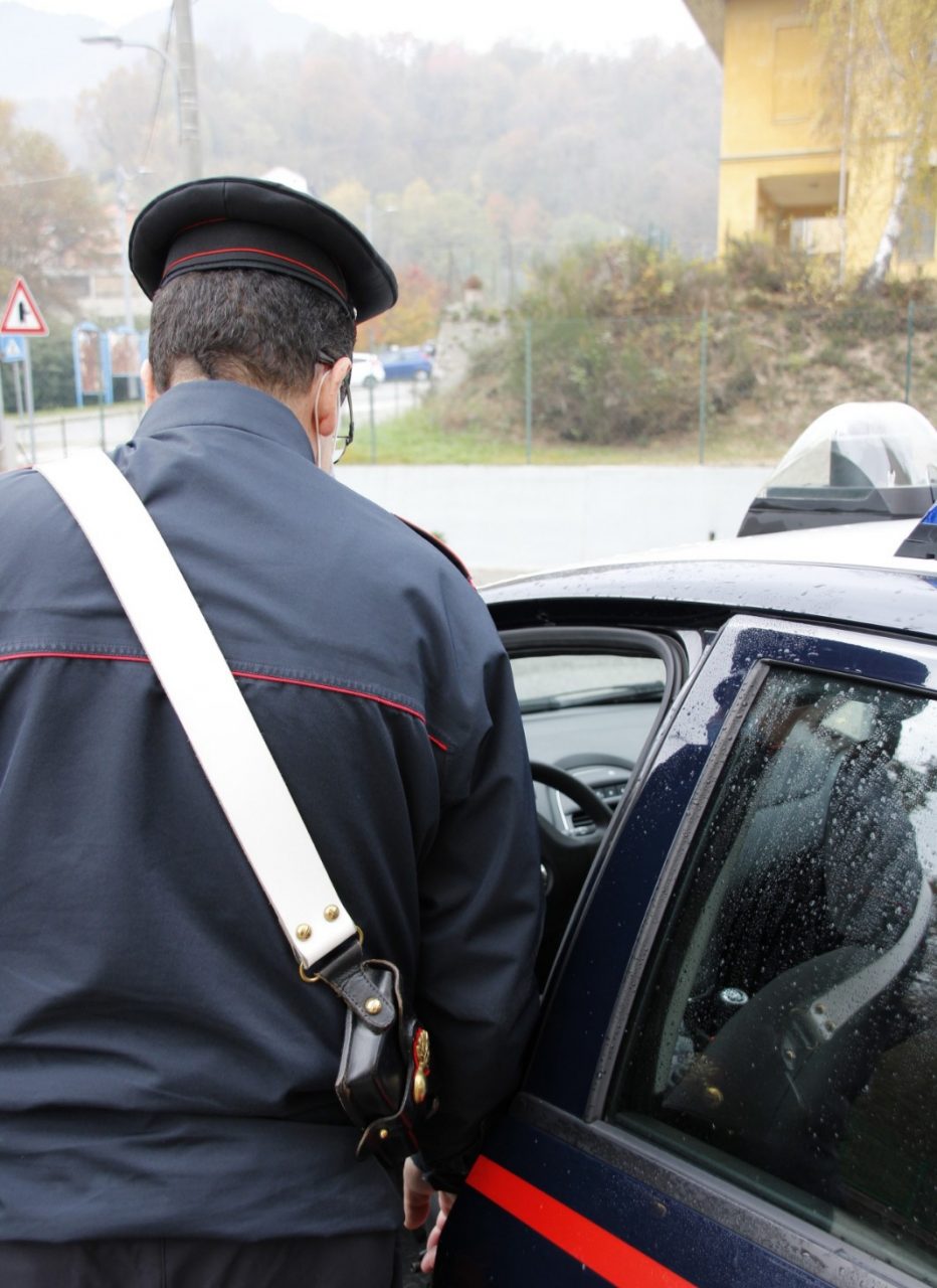 Droga al festino con 15 persone. Irrompono i carabinieri