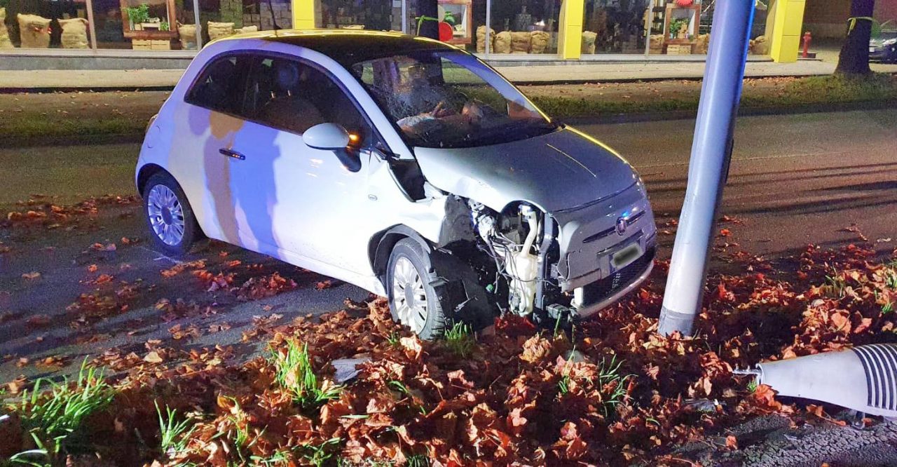 Perde controllo dell’auto in Corso Europa e finisce contro un palo