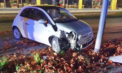 Perde controllo dell'auto in Corso Europa e finisce contro un palo