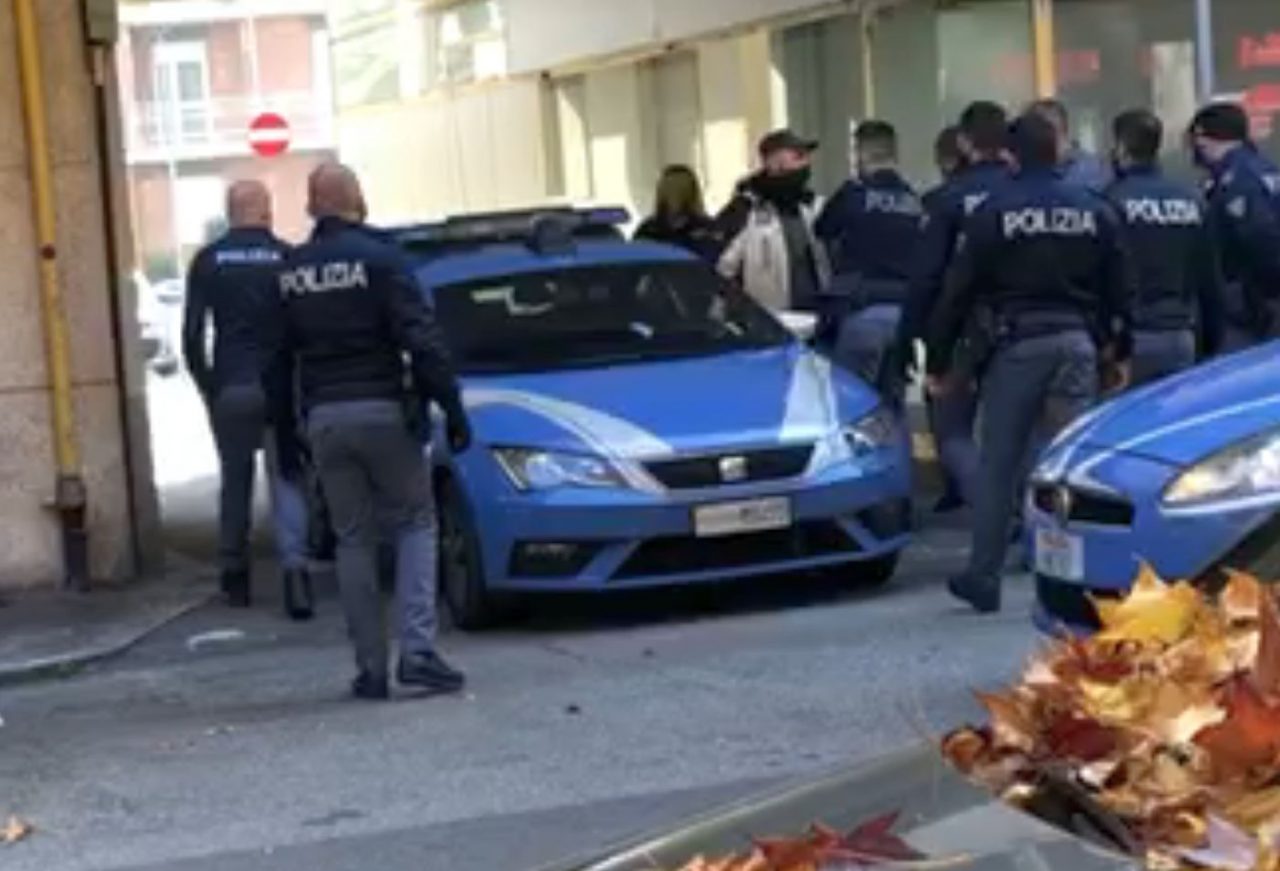«La Polizia mi ha picchiato per la mascherina». Ma è denunciato VIDEO