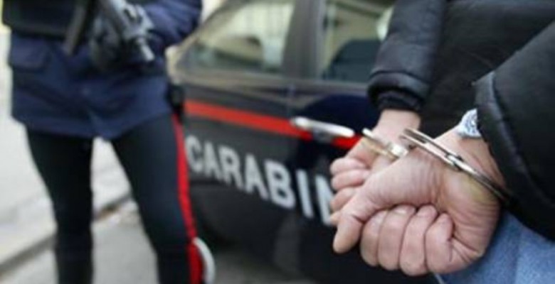 Diciottenne biellese in manette sotto gli occhi della madre