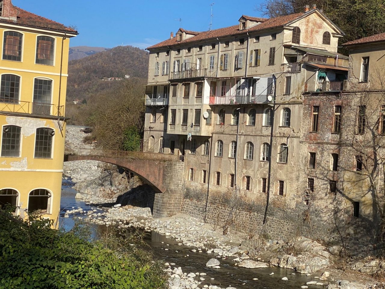 Due indagati per omicidio per la morte del giovane caduto dalla finestra