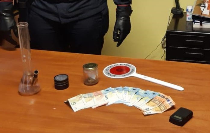 Nascondono lo zaino con la marjuana dietro un cespuglio, ma non ingannano i carabinieri